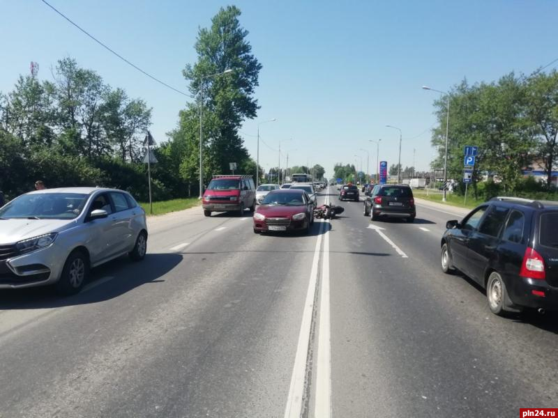 Под дубровкой. Фото авто в городе Псков на дороге.