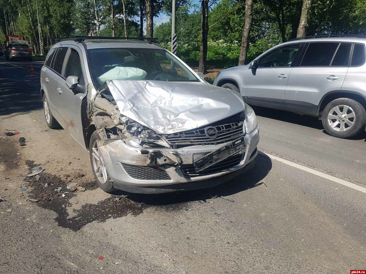 Полицейская автомашина получила серьезные повреждения в ДТП в Уграде. ФОТО  : Псковская Лента Новостей / ПЛН