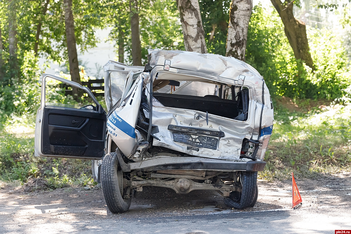 Полицейская автомашина получила серьезные повреждения в ДТП в Уграде. ФОТО  : Псковская Лента Новостей / ПЛН