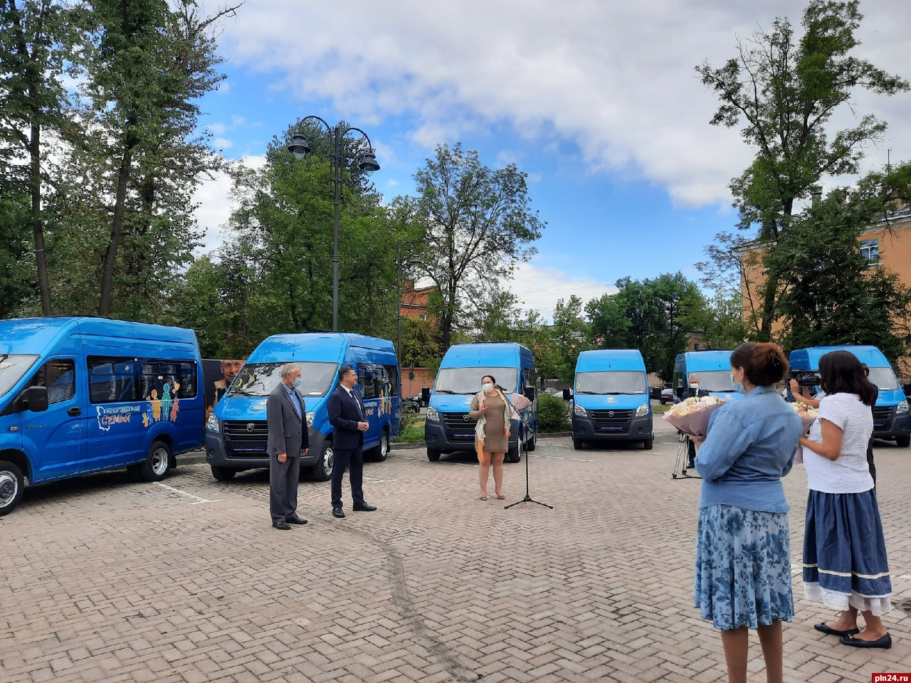 Десять многодетных семей Псковской области получили новые автомобили :  Псковская Лента Новостей / ПЛН