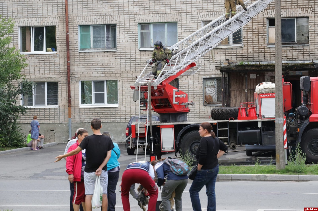 При пожаре в общежитии на улице Киселева в Пскове пострадал мужчина :  Псковская Лента Новостей / ПЛН