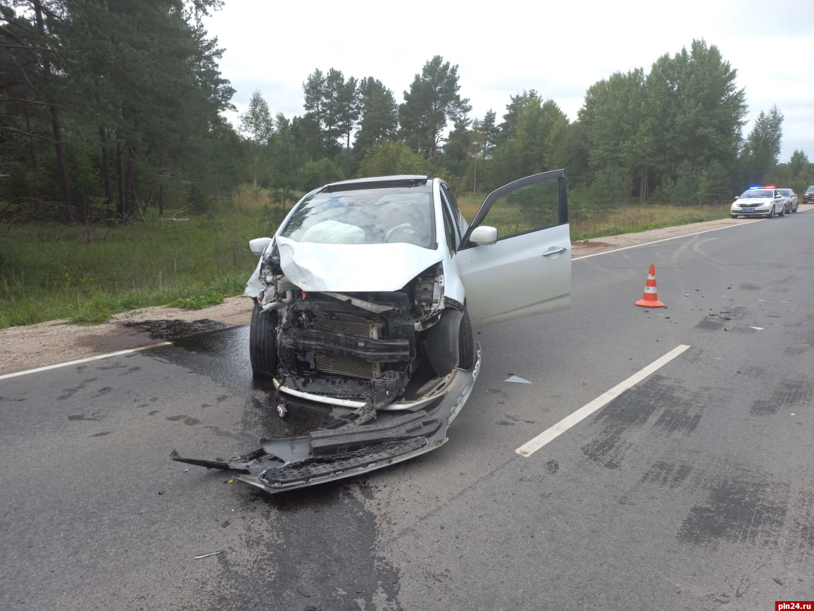 Две женщины пострадали при лобовом столкновении автомобилей в Псковском  районе. ФОТО : Псковская Лента Новостей / ПЛН