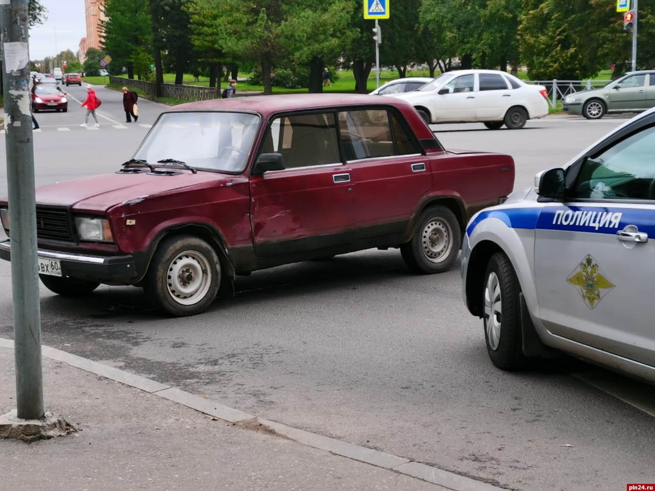 В Пскове машина ДПС врезалась в автомобиль под управлением пенсионера.  ВИДЕО : Псковская Лента Новостей / ПЛН