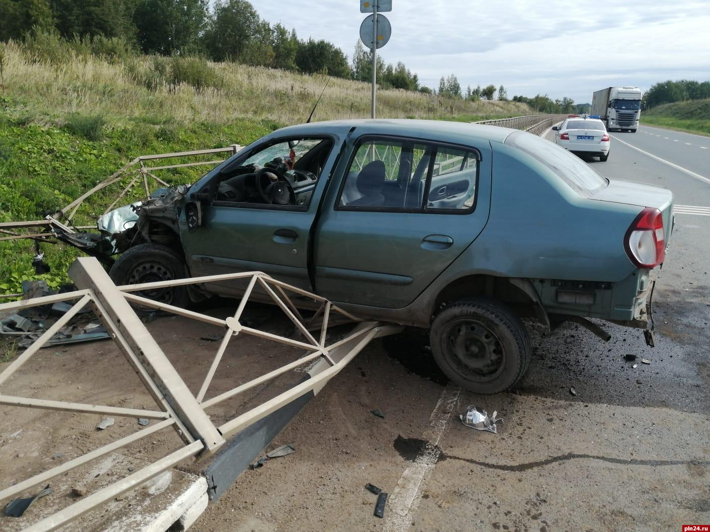 Молодой человек пострадал при наезде автомобиля на ограждение в  Великолукском районе : Псковская Лента Новостей / ПЛН