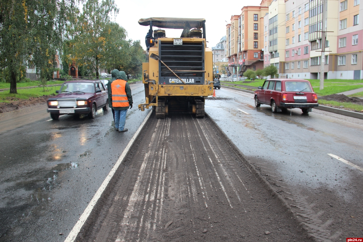 Старый асфальт срезают на улице Коммунальной в Пскове : Псковская Лента  Новостей / ПЛН