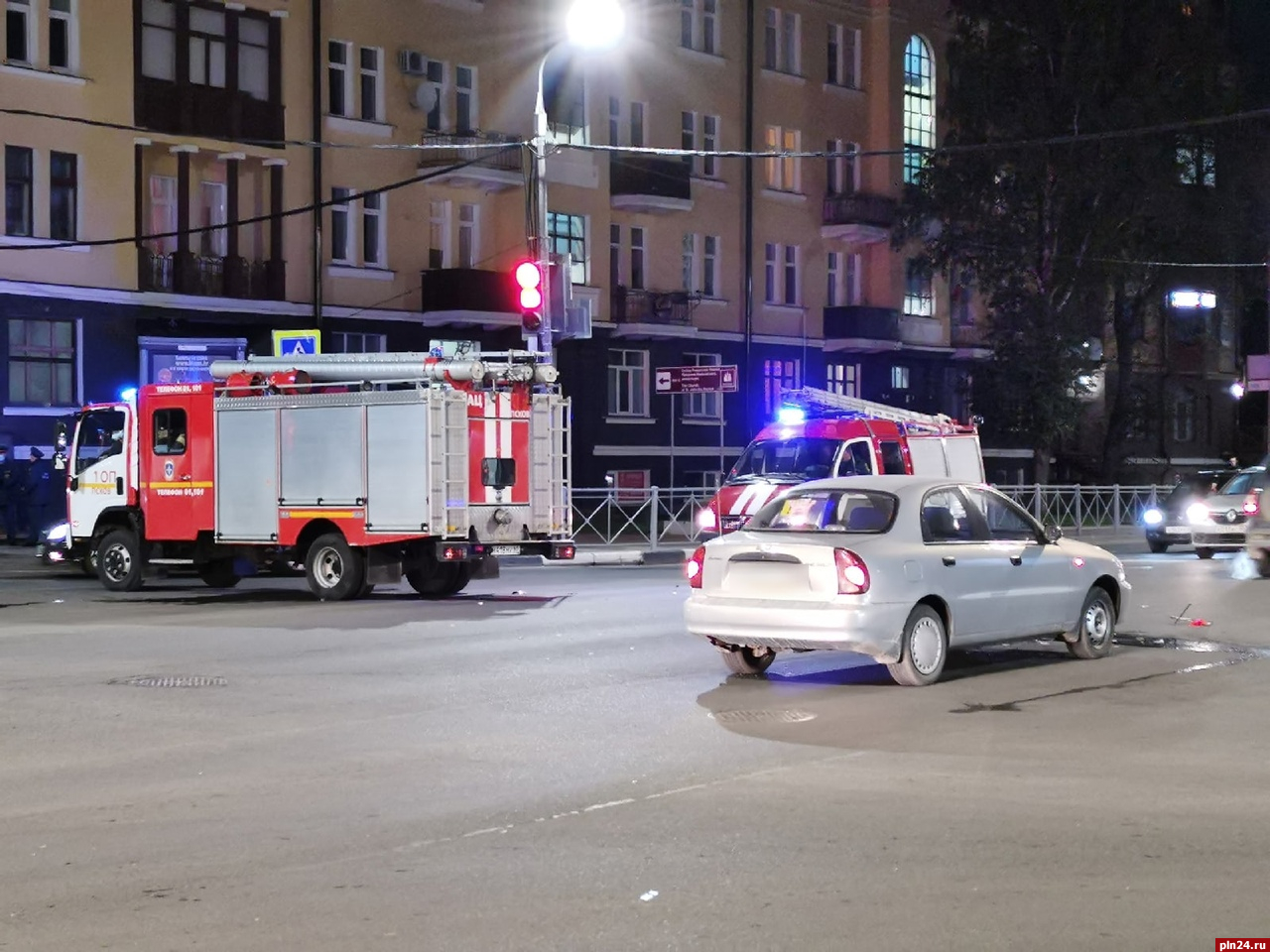 Авария с участием пожарной машины произошла в центре Пскова : Псковская  Лента Новостей / ПЛН