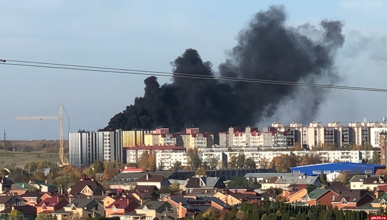 Новостройка горит в микрорайоне Овсище. ФОТО : Псковская Лента Новостей /  ПЛН