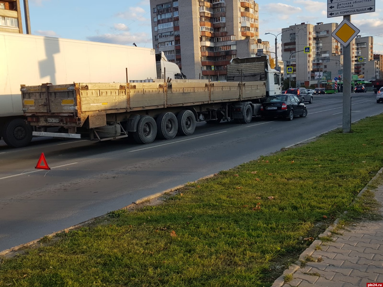 Автомобильная пробка образовалась на улице Юбилейной в Пскове из-за ДТП с  фурой : Псковская Лента Новостей / ПЛН