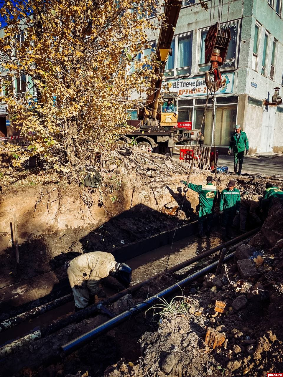 Сети теплоснабжения меняют на улице Звездной в Пскове