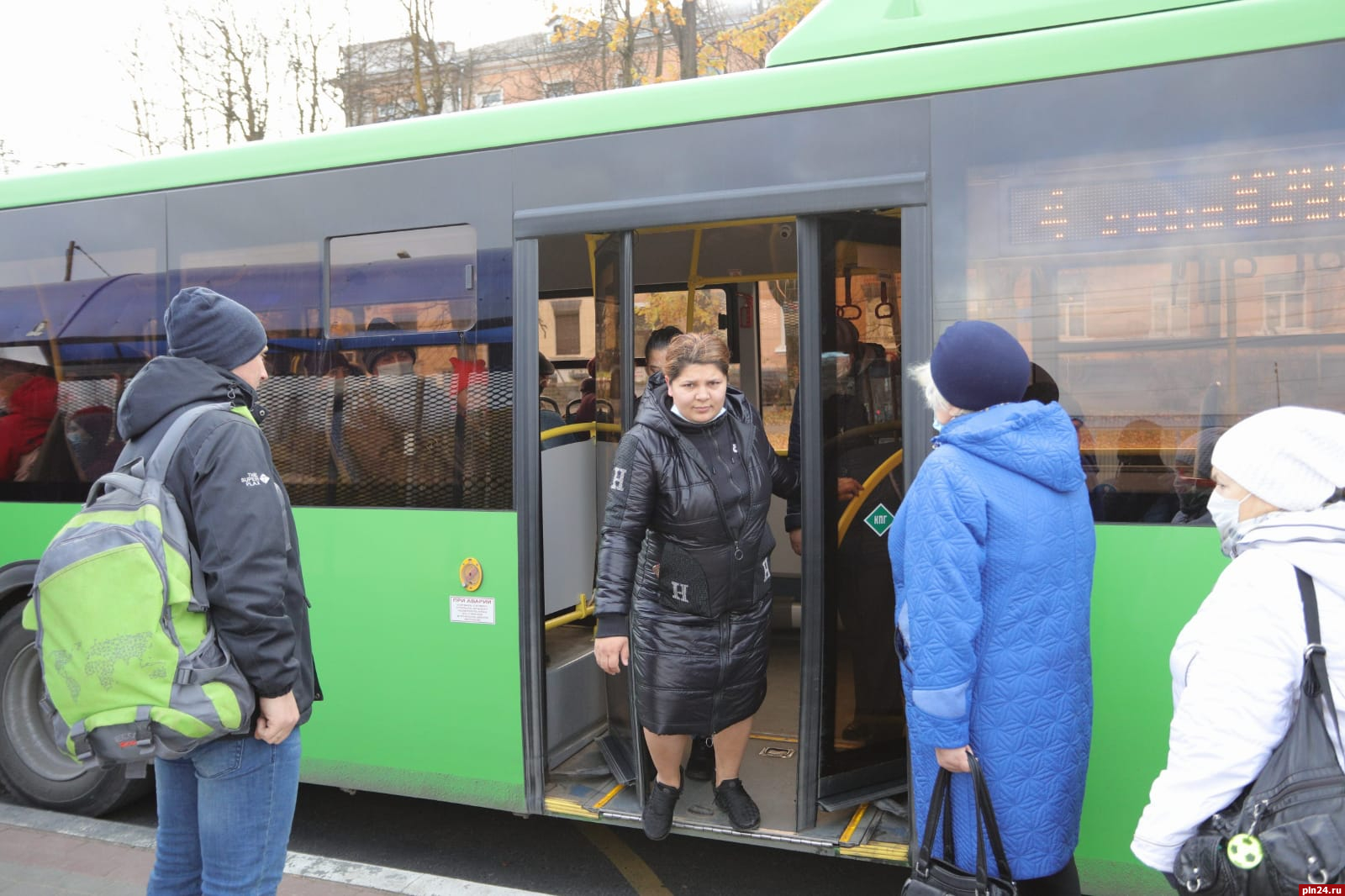 Проверки масочного режима продолжаются в автобусах и на остановках в  Пскове. ФОТО : Псковская Лента Новостей / ПЛН