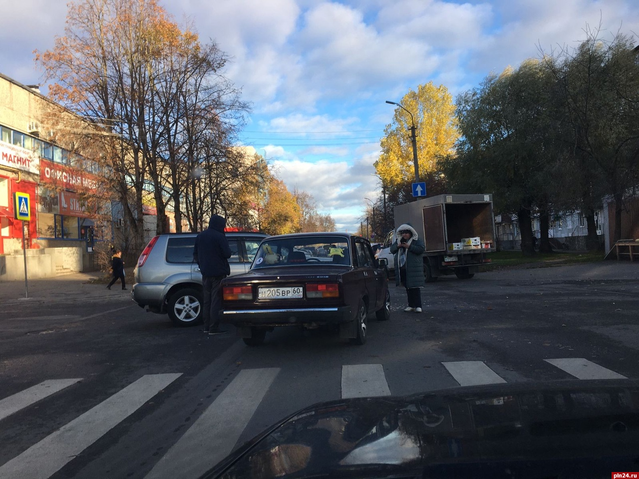 Два автомобиля столкнулись на перекрестке улиц Петровской и Конной в Пскове  : Псковская Лента Новостей / ПЛН