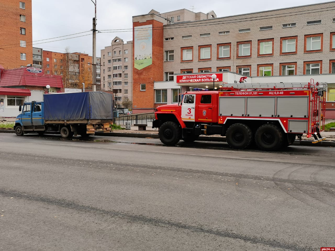 Девять пожарных машин выехали на вызов в детскую больницу в Пскове