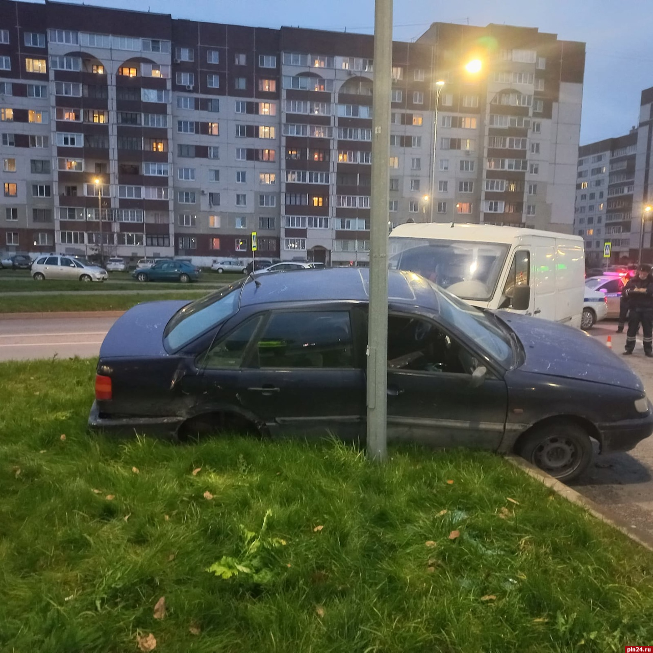 Мерседес» не уступил дорогу и попал в ДТП на улице Балтийской под Псковом.  ФОТО : Псковская Лента Новостей / ПЛН