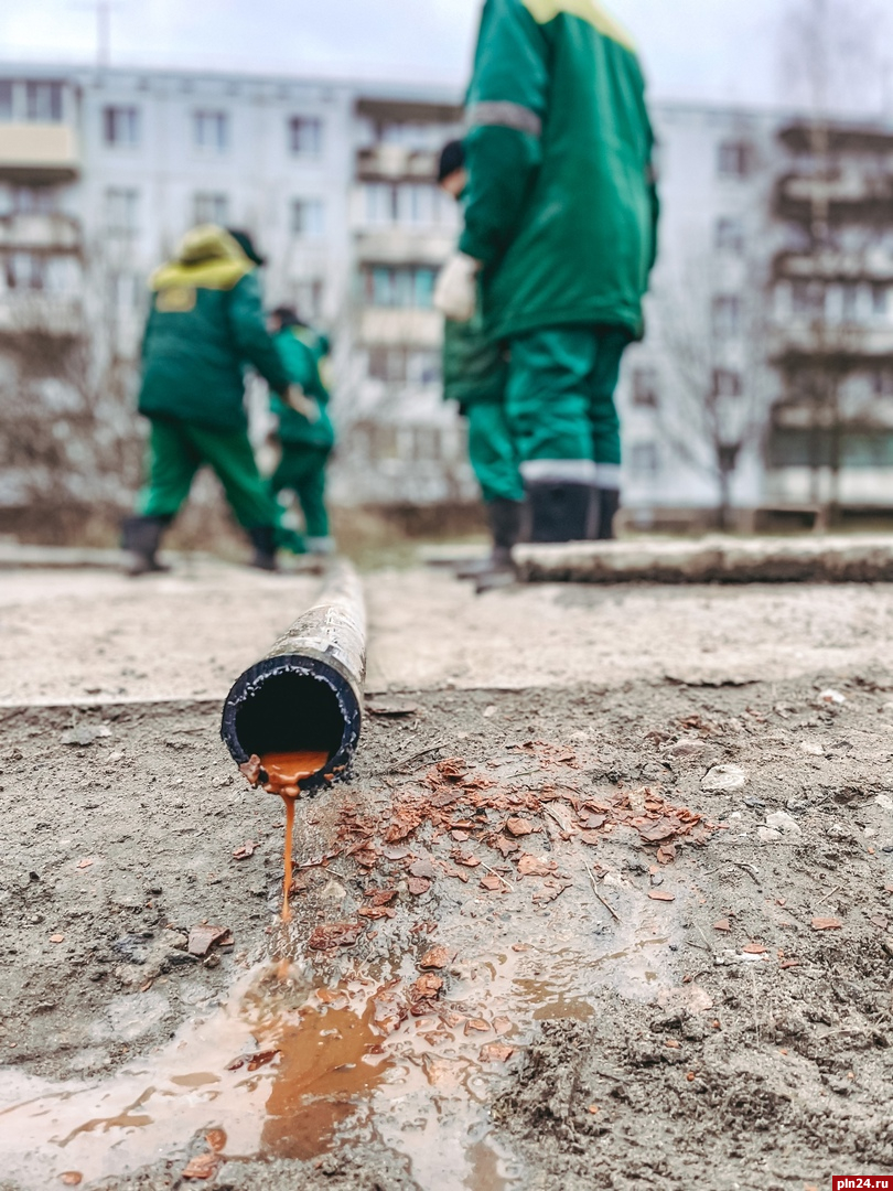 Замененные менее 2 лет назад трубы на улице Алехина в Пскове забились  отложениями : Псковская Лента Новостей / ПЛН