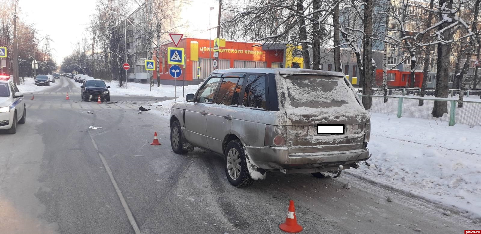 Женщина пострадала в ДТП у школы №23 в Пскове : Псковская Лента Новостей /  ПЛН