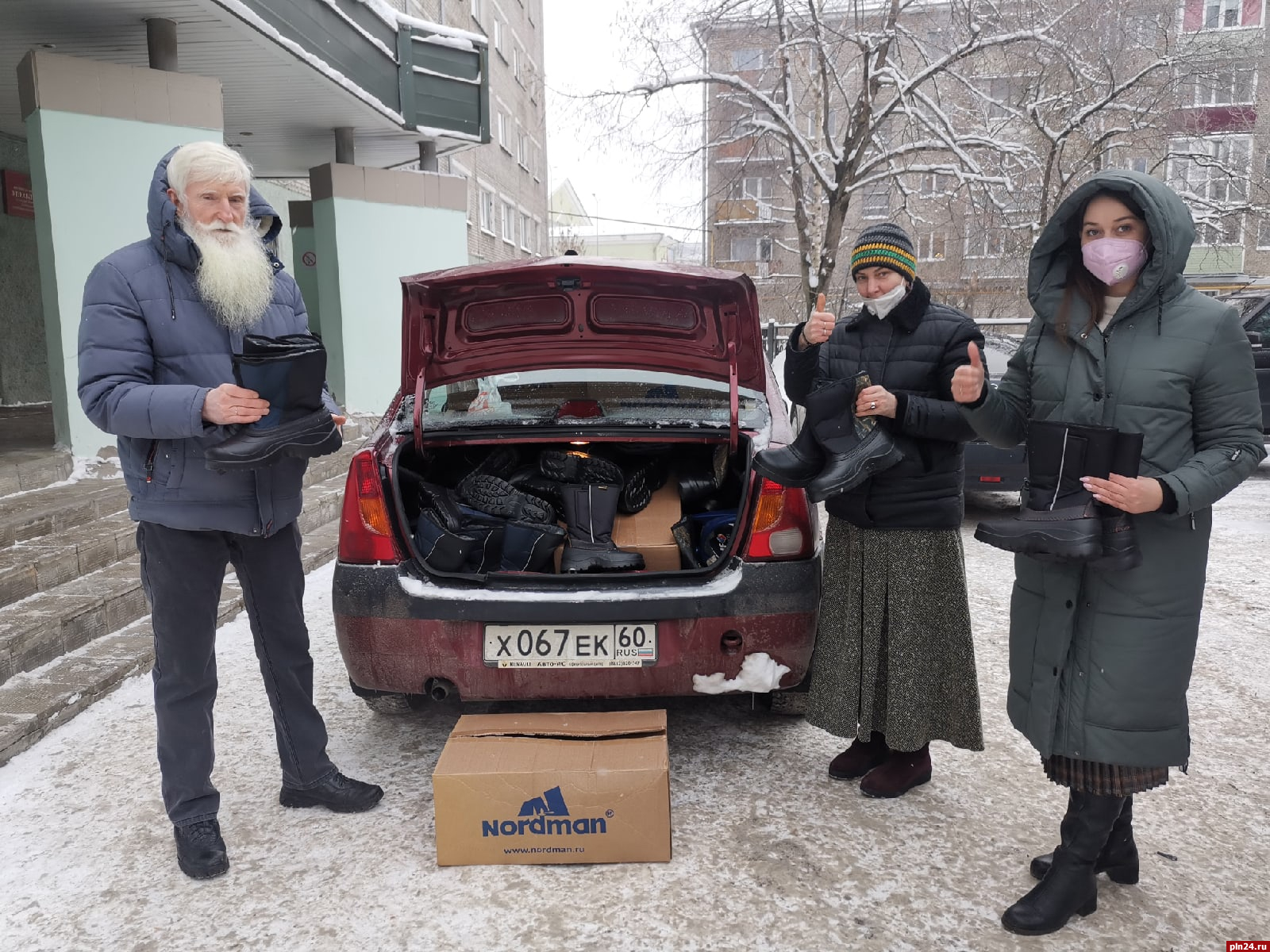 Юрий Сорокин передал псковскому детскому фонду более тысячи пар новой  зимней обуви : Псковская Лента Новостей / ПЛН