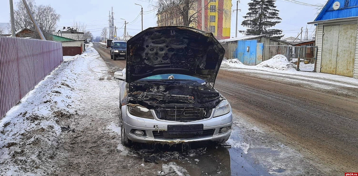 Автомобиль «Мерседес Бенц» загорелся в Пскове : Псковская Лента Новостей /  ПЛН