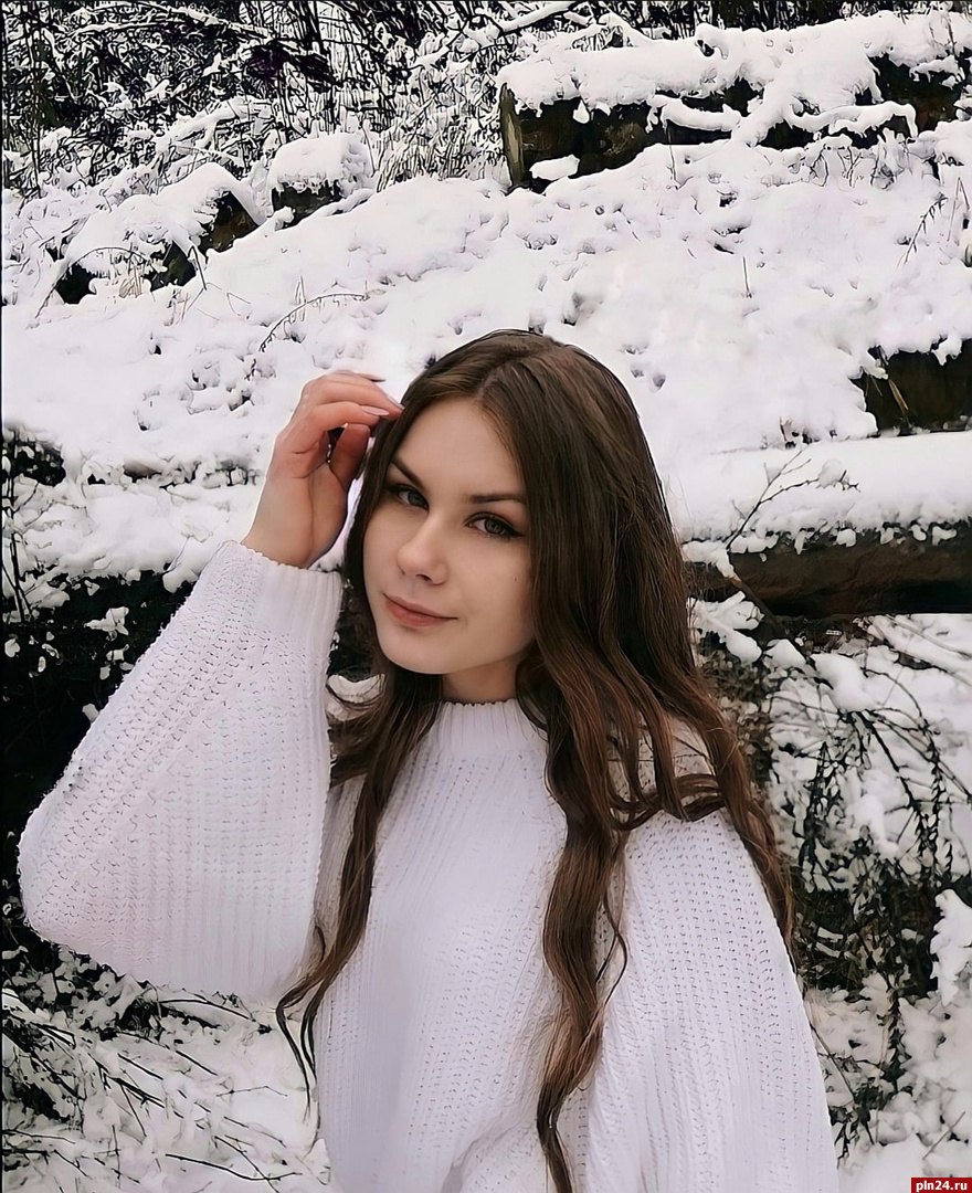 Самая красивая девушка России: из Петербурга, таможенник, учится петь у Долиной