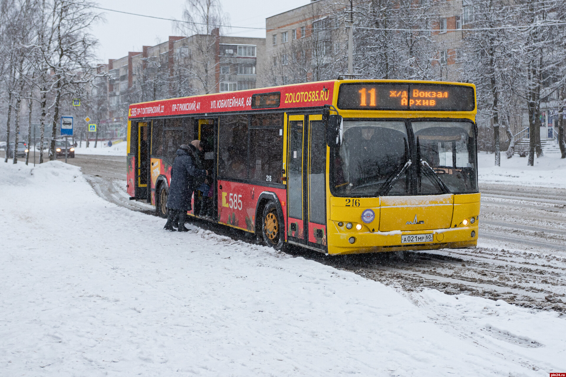 Экскурсии автобусом из пскова. Автобус Псков. ПЛН это в автобусе. Автобус МАЗ Псков. Новые автобусы Псков.