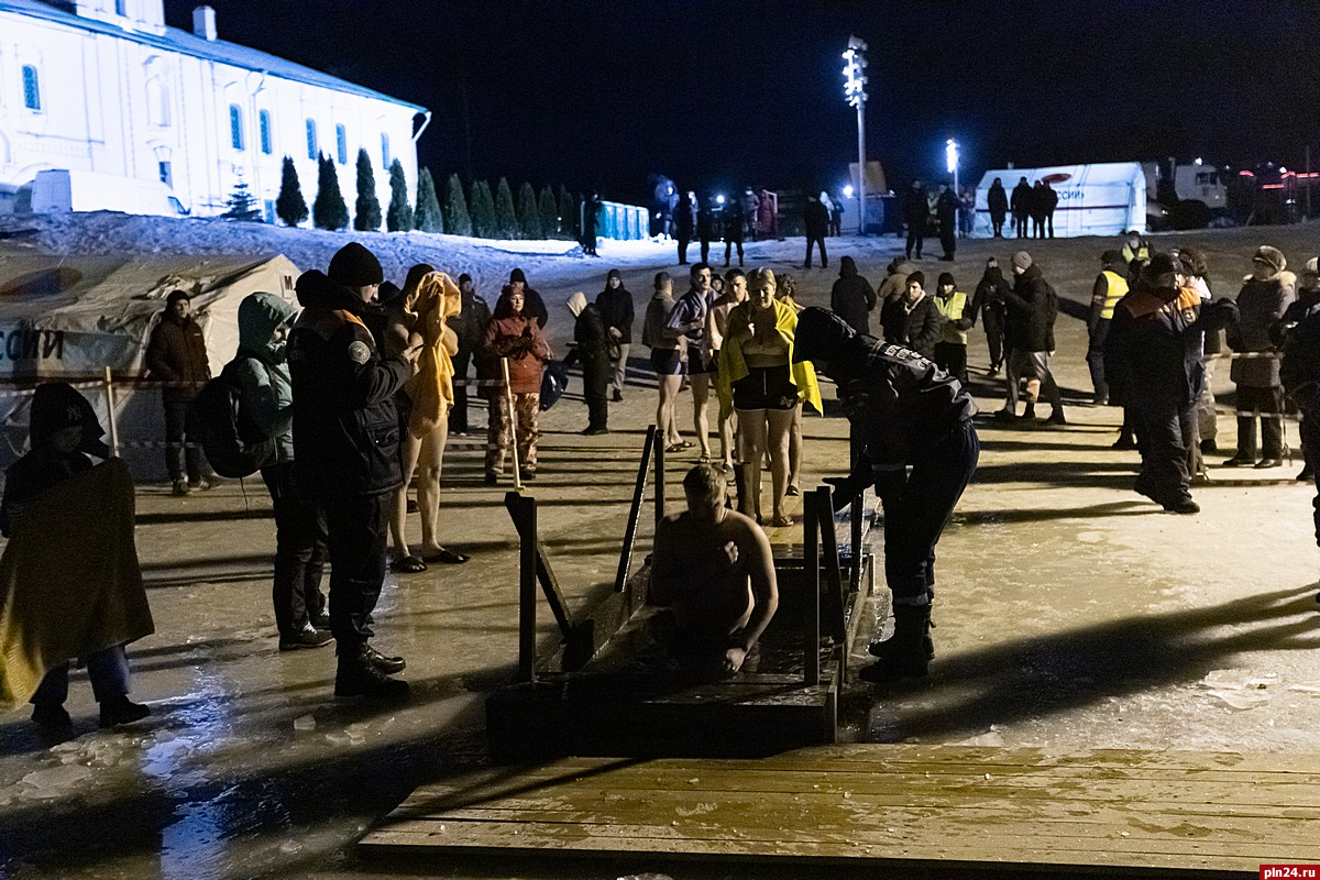 Кто из известных псковичей в Крещение решился побывать в проруби :  Псковская Лента Новостей / ПЛН