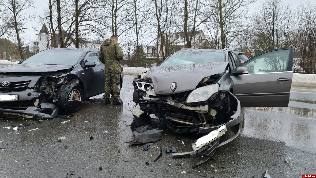 Два автомобиля столкнулись на улице Советской Армии в Пскове. ФОТО :  Псковская Лента Новостей / ПЛН