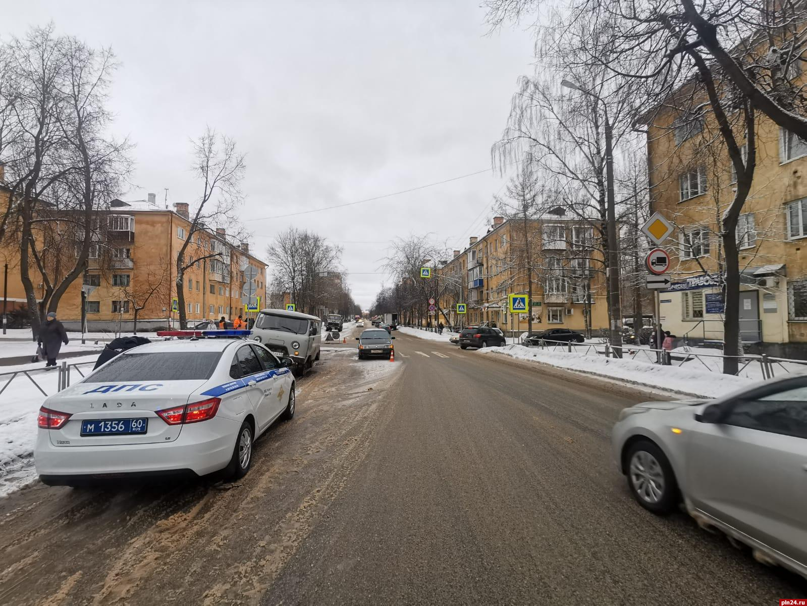 На пешеходном переходе в Великих Луках сбили женщину : Псковская Лента  Новостей / ПЛН