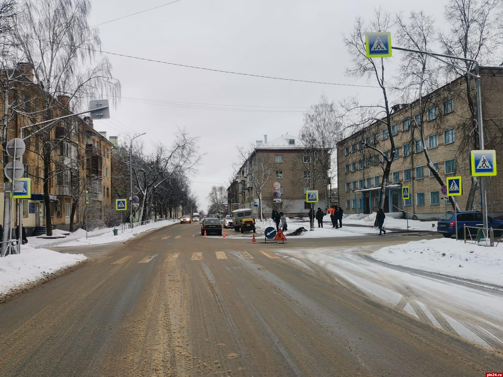 На пешеходном переходе в Великих Луках сбили женщину : Псковская Лента  Новостей / ПЛН