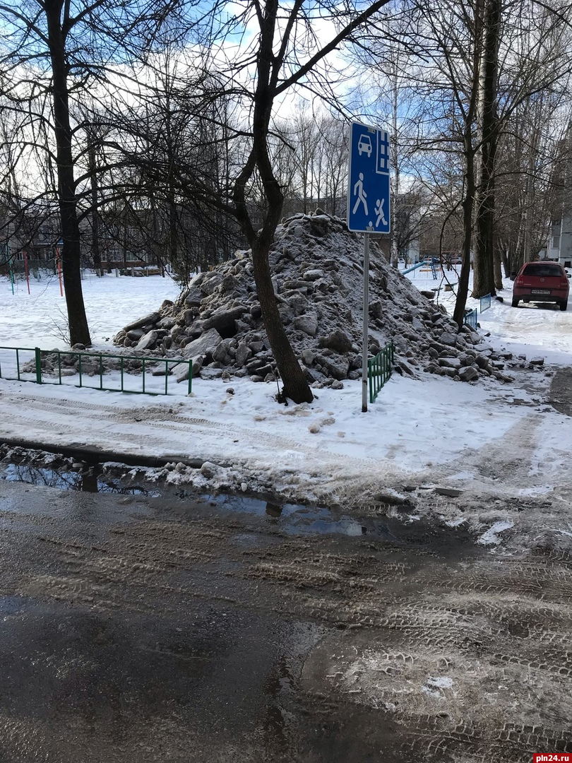 Великолучане жалуются на снежные «пирамиды» на улице Гоголя : Псковская  Лента Новостей / ПЛН