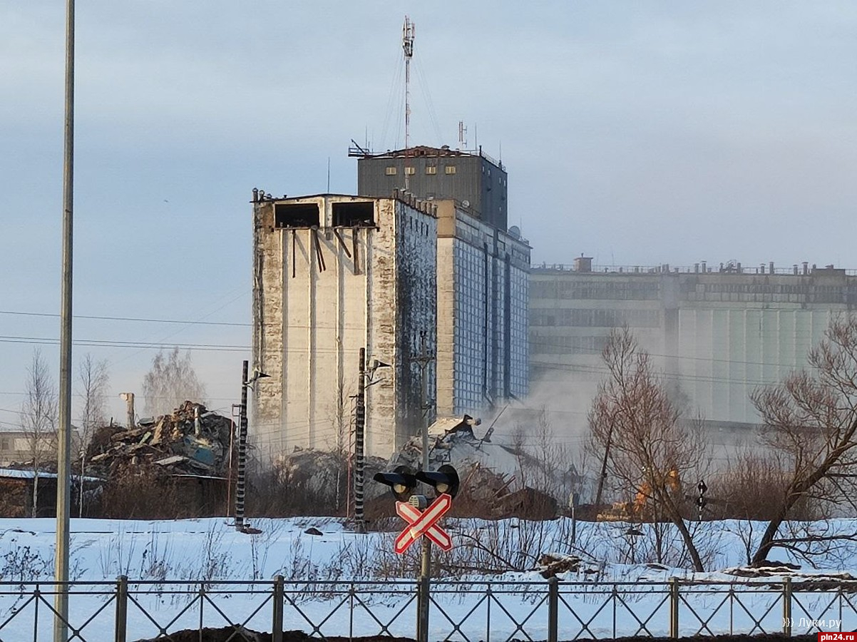 В Великих Луках снесли здание элеватора. ВИДЕО : Псковская Лента Новостей /  ПЛН