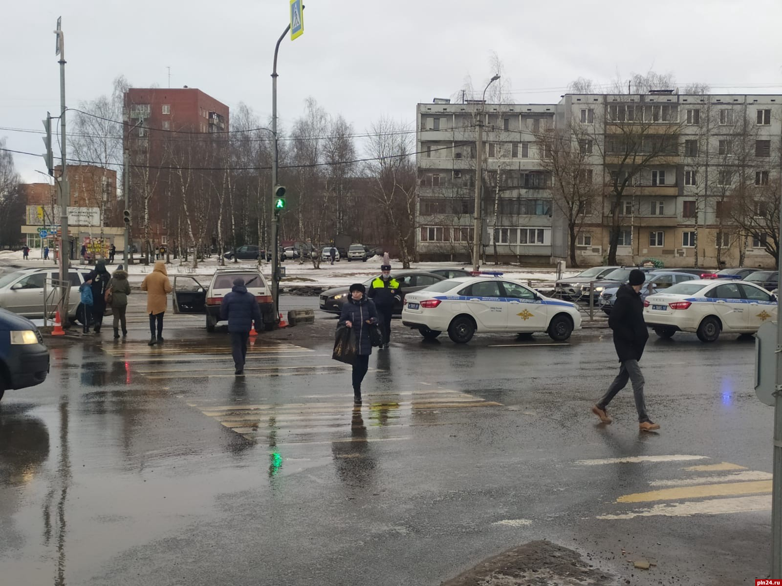 Автомобиль заехал на «островок безопасности» на перекрестке Рижский -  Юбилейная в Пскове. ФОТО : Псковская Лента Новостей / ПЛН