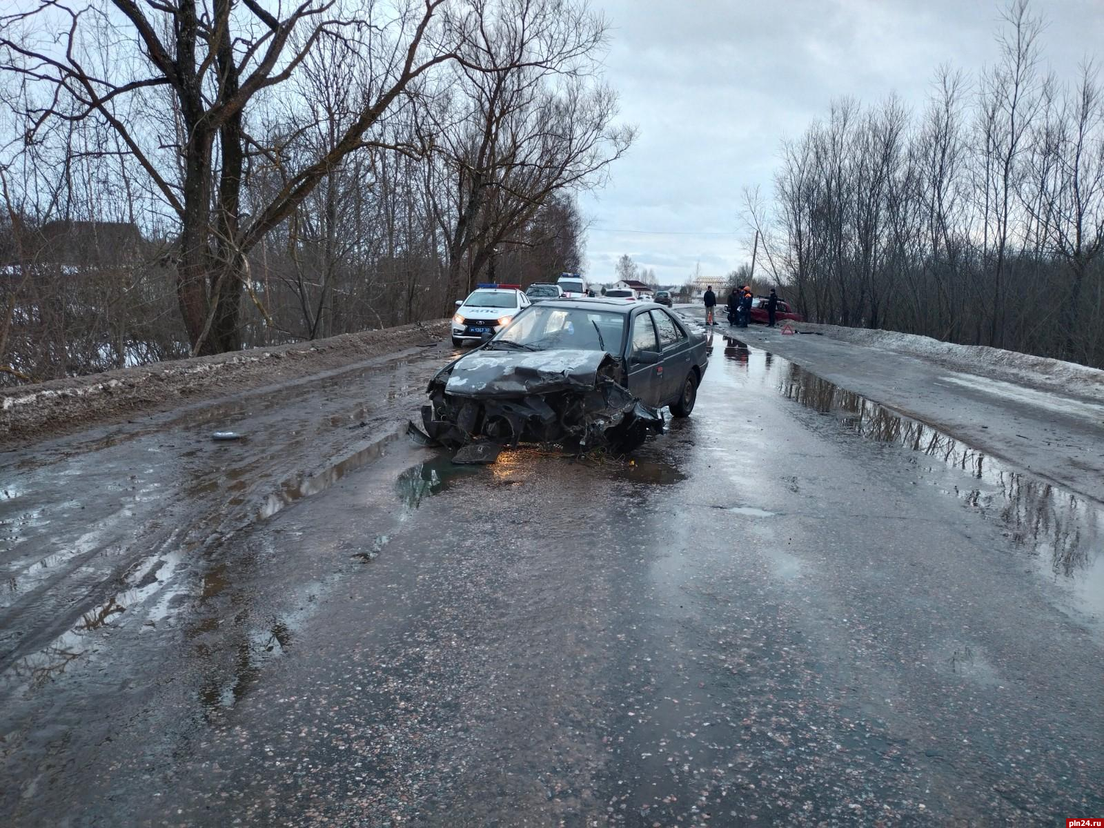 Водителя ВАЗа госпитализировали после ДТП на дороге Великие Луки -  Подберезье : Псковская Лента Новостей / ПЛН