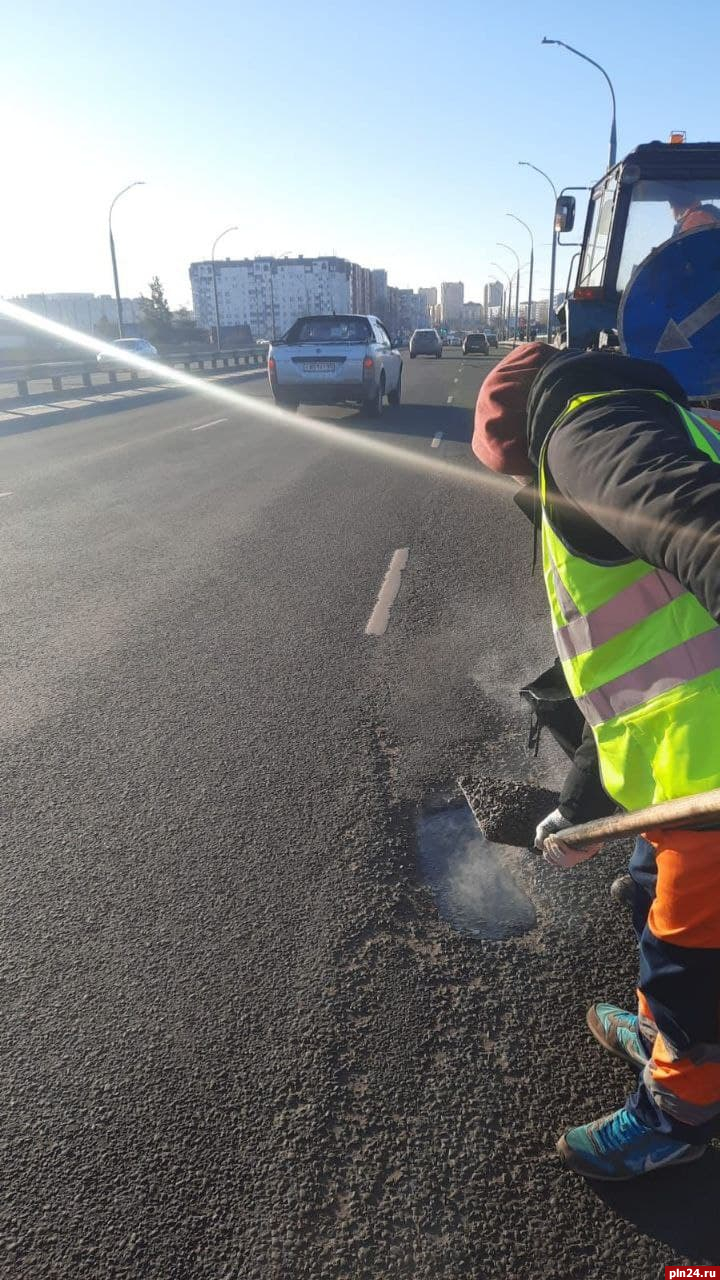 Дорожные рабочие восстановили асфальт на мосту Александра Невского в Пскове  : Псковская Лента Новостей / ПЛН