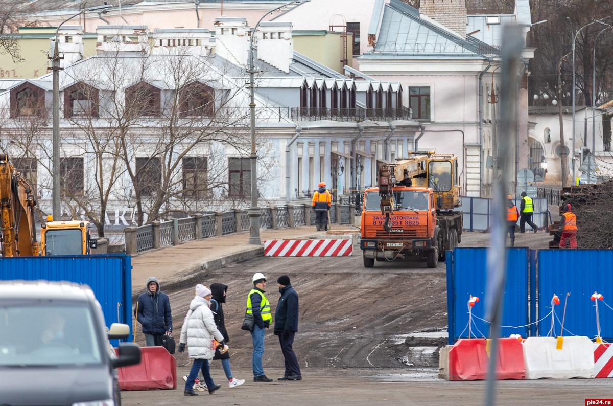 Пешеходам запретят ходить по закрытому Троицкому мосту в Пскове в ближайшие  сутки : Псковская Лента Новостей / ПЛН