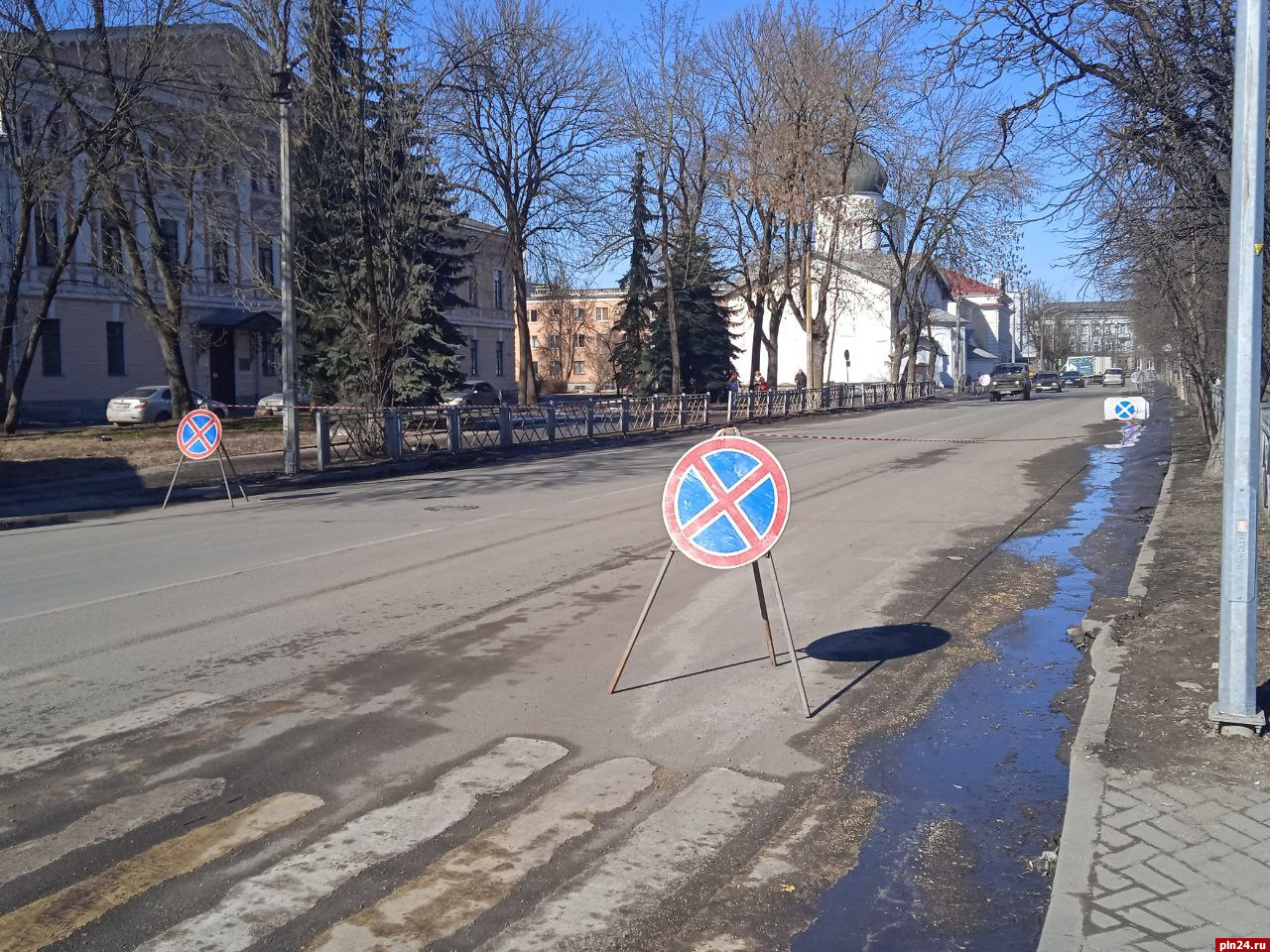 Временная парковка. Стоянка запрещена. Аллея парк парковка. Временно припаркован.