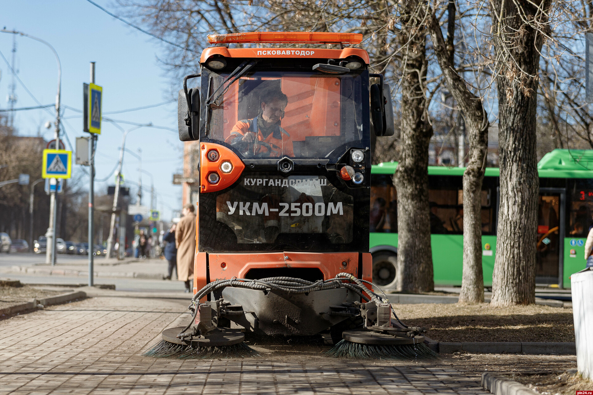 Весенние хлопоты: как приводят в порядок улицы Пскова : Псковская Лента  Новостей / ПЛН