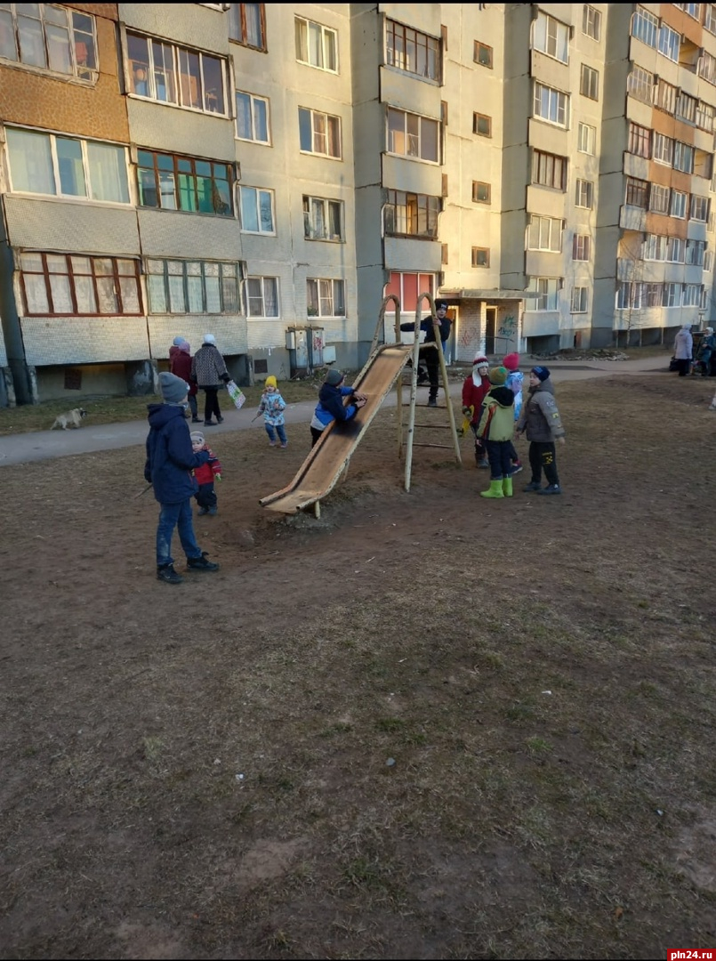 Псковичка просит власти убрать пни с гвоздями с детской площадки :  Псковская Лента Новостей / ПЛН