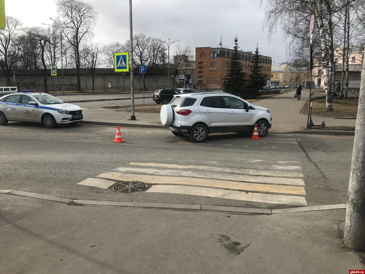 Автомобиль сбил двух подростков на электросамокате в Пскове : Псковская  Лента Новостей / ПЛН