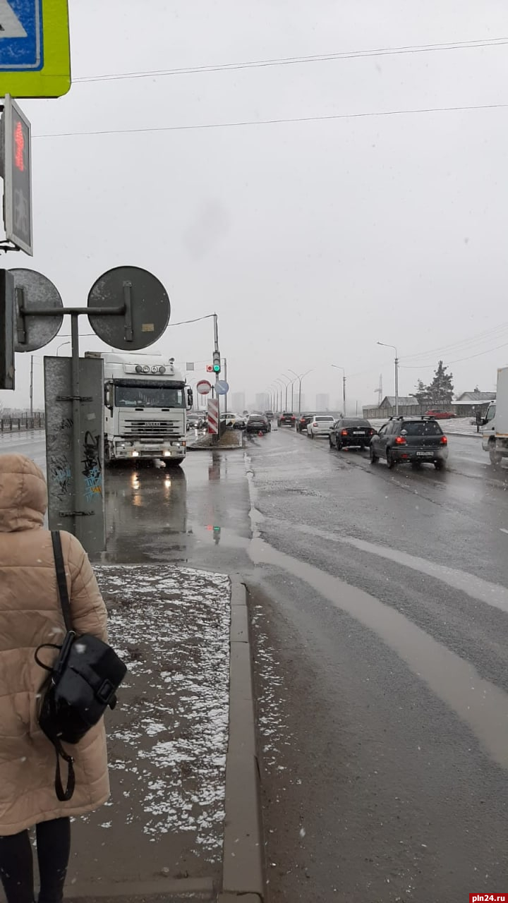 Автомобиль снес металлическое ограждение на улице Юбилейной в Пскове :  Псковская Лента Новостей / ПЛН