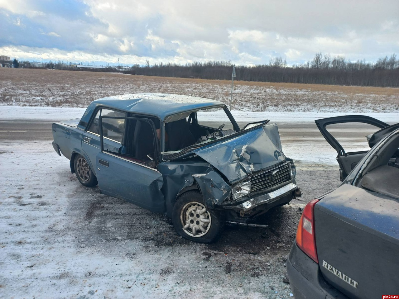 Появились фото с места лобового столкновения автомобилей под Псковом :  Псковская Лента Новостей / ПЛН