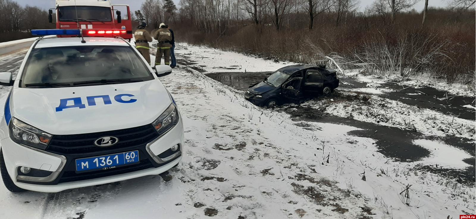 Женщина пострадала при съезде автомобиля в кювет в Островском районе :  Псковская Лента Новостей / ПЛН