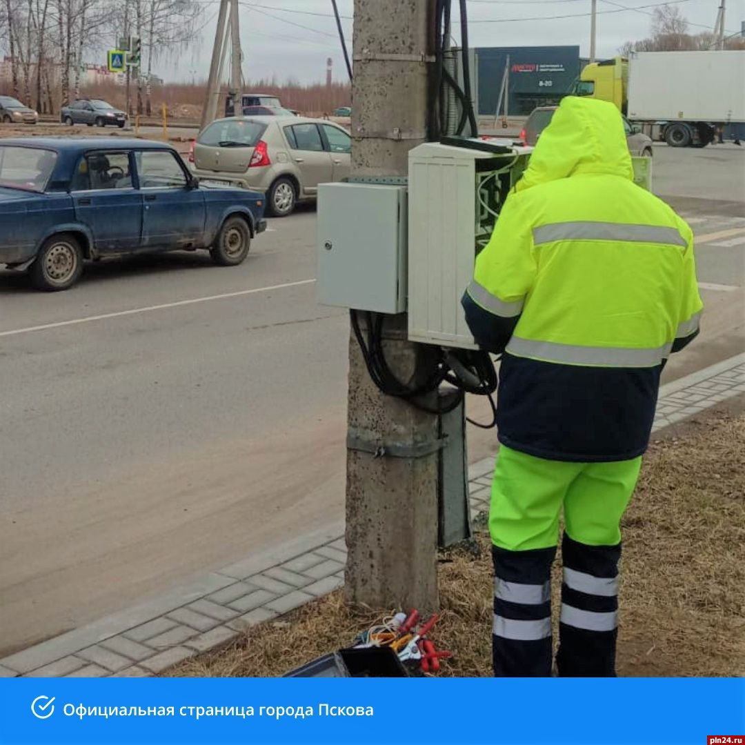 В Пскове частично восстановили работу светофора на одном из крупных  перекрестков : Псковская Лента Новостей / ПЛН