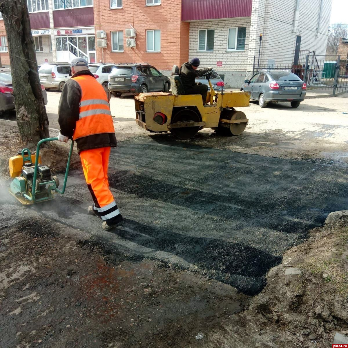 В Великих Луках начали ямочный ремонт дорог горячим асфальтом : Псковская  Лента Новостей / ПЛН