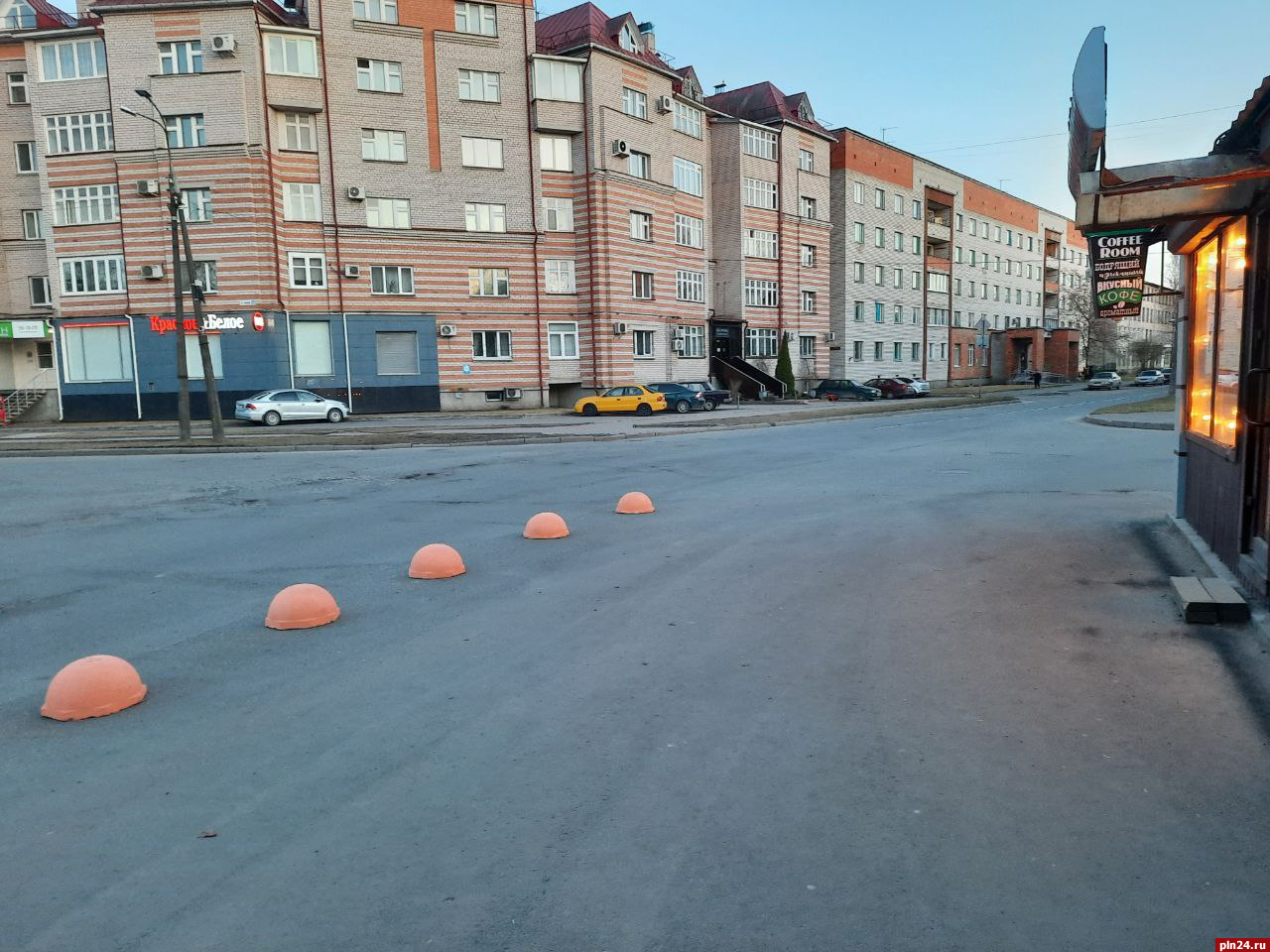 Фотофакт: На перекрестке Розы Люксембург - Народная в Пскове ограничили  проезжую часть : Псковская Лента Новостей / ПЛН