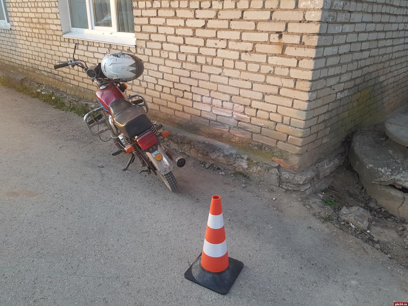 В Неёлово женщина на мопеде врезалась в дом : Псковская Лента Новостей / ПЛН