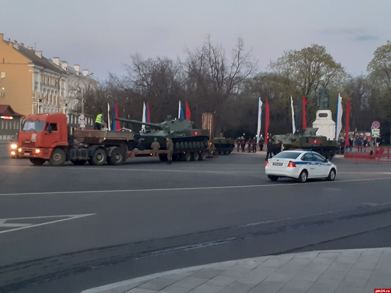 Военную технику для участия в праздничных мероприятиях доставили в центр  Пскова : Псковская Лента Новостей / ПЛН