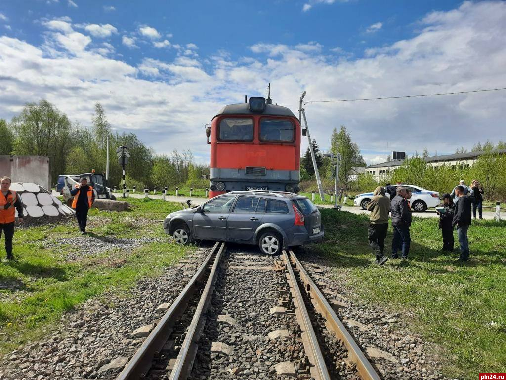 Поезд въехал в легковой автомобиль в Пскове. ФОТО : Псковская Лента  Новостей / ПЛН