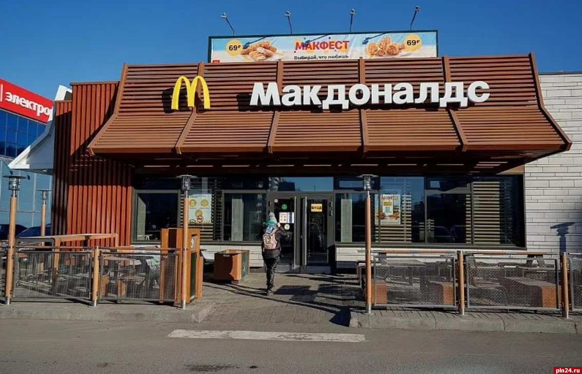 Что есть во вкусно и точка. Новый макдональдс в России. Макдональдс ресторан. Макдоналдс вывеска в России. Ресторан макдональдс вывеска.