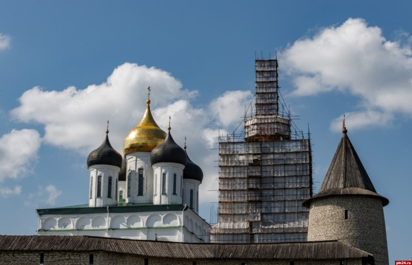 В Пскове приступают к золочению шпиля колокольни Троицкого собора :  Псковская Лента Новостей / ПЛН