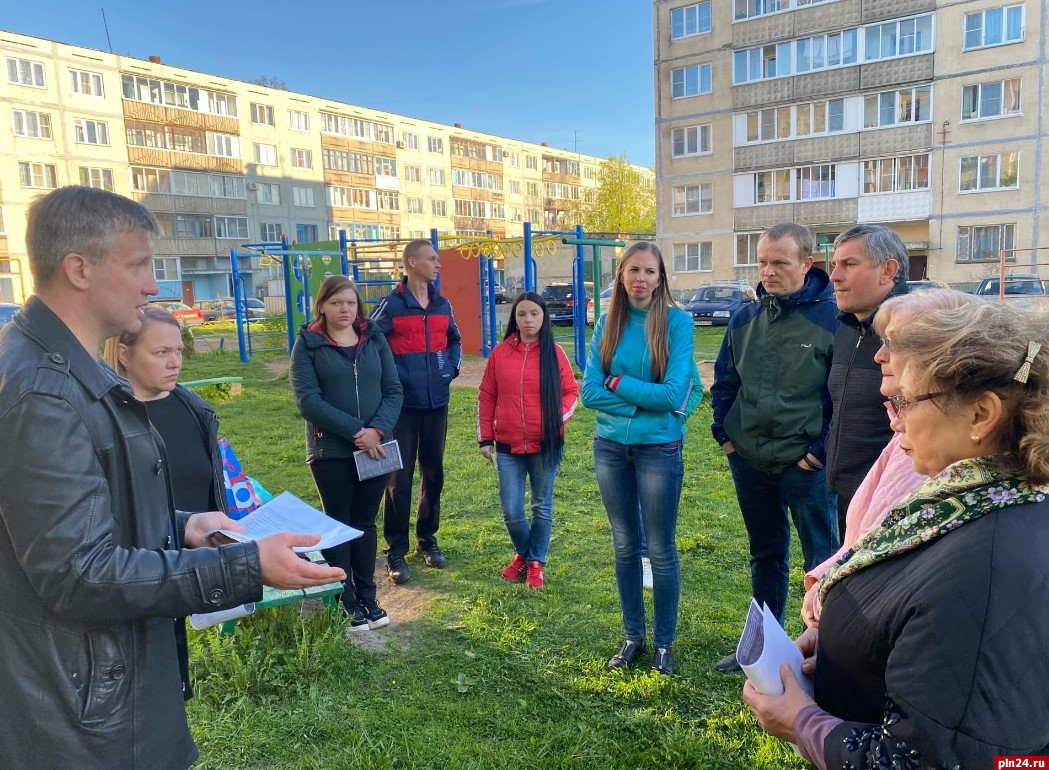 В Великих Луках планируют расширить дорогу во дворе дома на улице 3-й  Ударной Армии