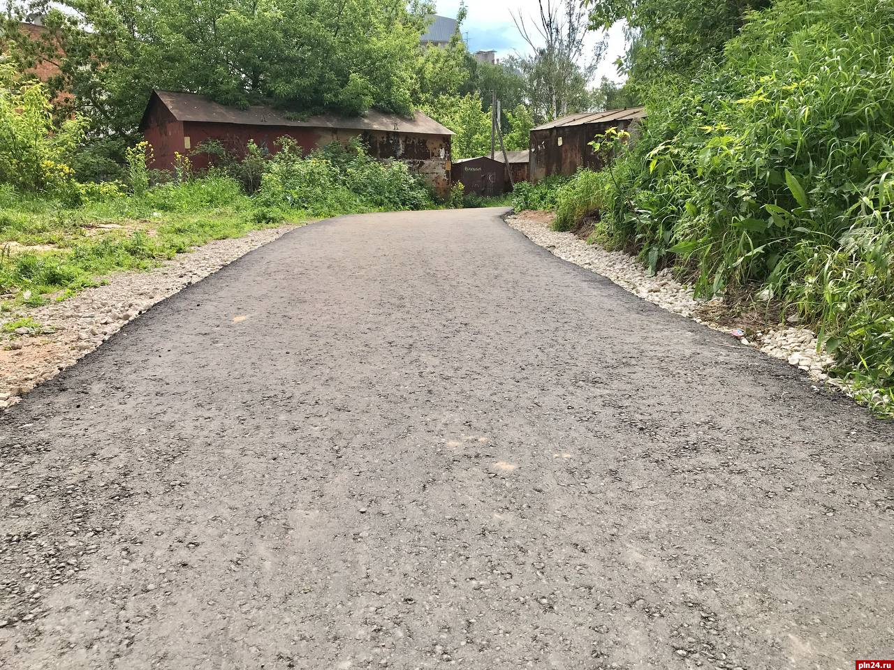 У домов на улице Народной в Пскове появился асфальтированный тротуар :  Псковская Лента Новостей / ПЛН